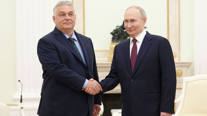 Konflikt eskaluje. EU rozzuřily Orbánovy "mírové mise", šéfdiplomat přišel s trikem