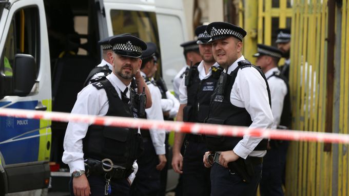 Policie prohledala několik bytů ve východním Londýně.