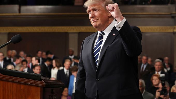 Americký prezident Donald Trump přednesl svůj první projev před zákonodárci. Mimo jiné se nezřekl závazků vůči spojencům v Severoatlantické alianci.