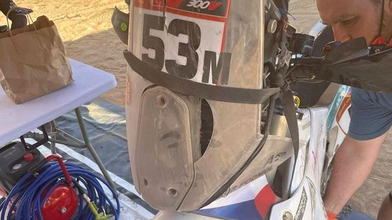 Poškozená motorka Libora Podmola v 1. etapě Rallye Dakar 2021
