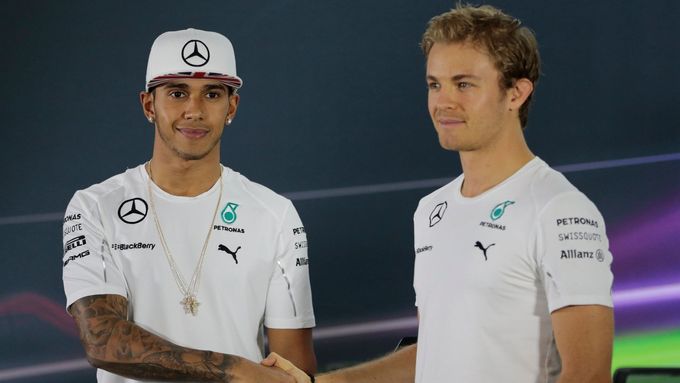 Lewis Hamilton a Nico Rosberg završí v Abú Zabí dramatickou sezonu. Před svým soubojem si na tiskové konferenci symbolicky podali ruce.
