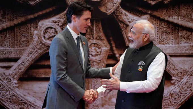 Indický premiér Naréndra Módí vítá kanadského premiéra Justina Trudeaua při jeho příjezdu do kongresového centra Bharat Mandapam na summit G20.
