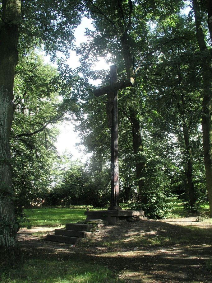 Rokycany - park U Plzeňské brány s křížem před renovací a rozšířením.