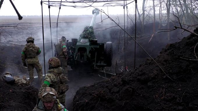 Ukrajinská jednotka u Bachmutu pálí na ruské pozice houfnicemi D-30, jejichž dostřel se pohybuje kolem 15 kilometrů.