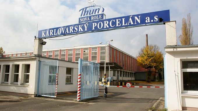 Továrna v Nové Roli několik kilometrů západně od Karlových Varů je druhým největším závodem Karlovarského porcelánu. Dnes v ní pracuje přibližně pět set zaměstnanců.