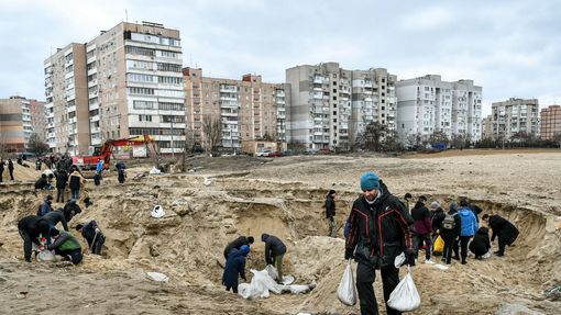 Obyvatelé města Záporoží připravují písečné zátarasy proti útoku ruské armády. 4. 3. 2022, Ukrajina