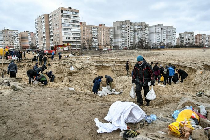 Obyvatelé města Záporoží připravují písečné zátarasy proti útoku ruské armády. 4. 3. 2022, Ukrajina