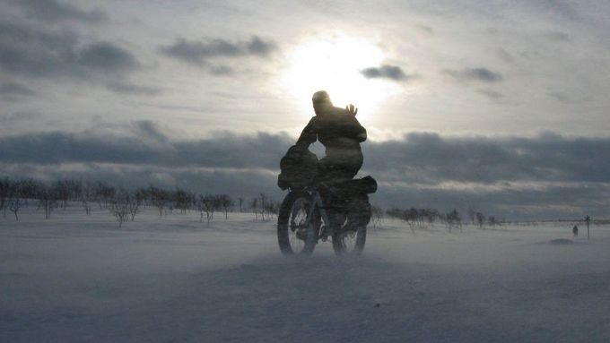 Obrazem: Tak to vypadá, když jedete na safari do Laponska. Se sněžným kolem a extrémním bikerem