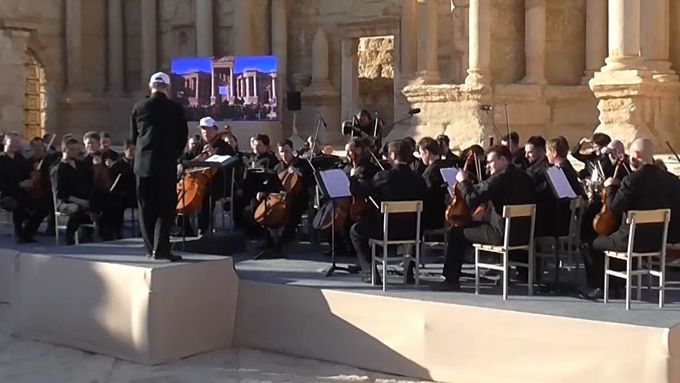 V Palmýře koncertoval orchestr divadla v Petrohradě. Jedním ze sólistů byl i "Pan Panama" - violoncellista s vazbami na Putina Sergej Roldugin.