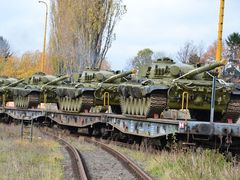 Fotografie zachycuje transport nepotřebných tanků T-72M ze skladů české armády na Ukrajinu. 