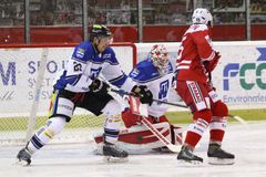 Napadení pořadatelky, útok na policisty a ničení stadionu. Fanoušci v Havířově řádili