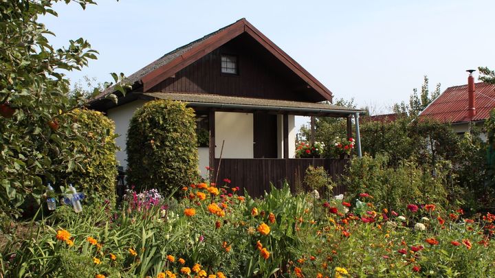 Pražané se stěhují na chalupy, obyvatelé vesnic se bojí, že přivezou i koronavirus