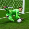Dominik Livakovič chytá penaltu v rozstřelu osmifinále MS 2022 Japonsko - Chorvatsko
