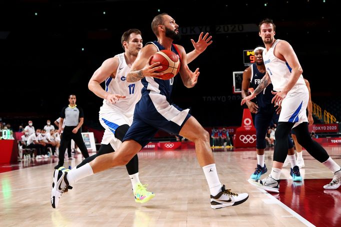 Evan Fournier a Jaromír Bohačík v zápase Česko - Francie na OH 2020