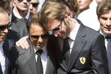 Huber zemřel téměř přesně čtyři roky po emotivním pohřbu dalšího Francouze Julese Bianchiho. Při rozloučení s nadějí F1 daly i hvězdy jako Felipe Massa a Jean-Eric Vérgne průchod svým emocím z úmrtí kamaráda.
