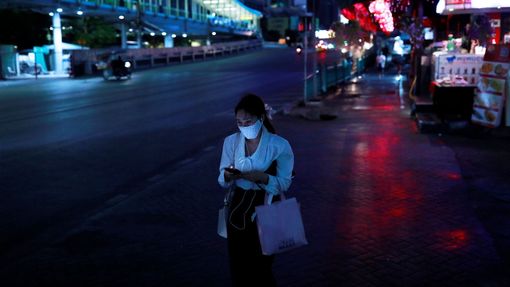 Žena s ochrannou maskou v thajské metropoli Bangkoku