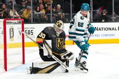 Hertl a spol. zasypali Pateru střelami, Čech ale v prvním duelu sezony zazářil