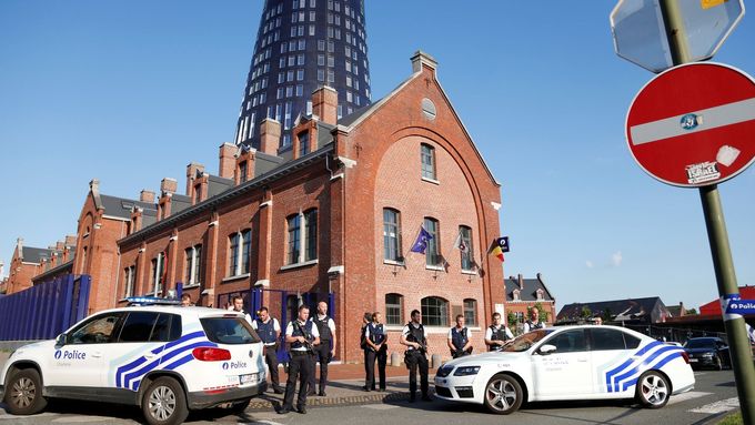 Policisté v Charleroi.