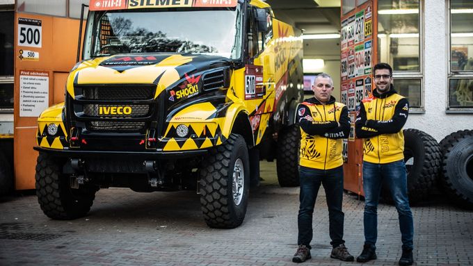 Martin Šoltys a Martin Macík junior pózují u Iveca týmu Big Shock! Racing před Rallye Dakar 2021.