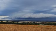 Mohutný shelf cloud na ranní bouřce ve středních Čechách.