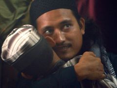 Atentátník z Bali Imam Samudra objímá svého syna