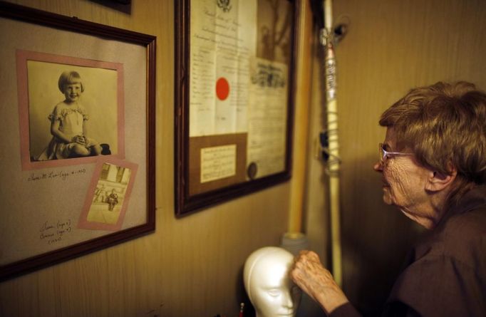 June Manning, 84, looks at a photo of herself aged four in her trailer home in which she has lived for 18 years, in Village Trailer Park in Santa Monica, California July 12, 2012. Developer Marc Luzzatto wants to relocate residents from the trailer park to make way for nearly 500 residences, office space, stores, cafes and yoga studios, close to where a light rail line is being built to connect downtown Los Angeles to the ocean. Village Trailer Park was built in 1951, and 90 percent of its residents are elderly, disabled or both, according to the Legal Aid Society. Many have lived there for decades in old trailers which they bought. The property is valued at as much as $30 million, according the LA Times. Picture taken July 12, 2012. REUTERS/Lucy Nicholson (UNITED STATES - Tags: POLITICS REAL ESTATE BUSINESS SOCIETY) Published: Čec. 14, 2012, 6:34 dop.