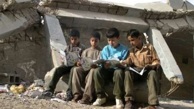 Irácké děti před bombami rozbitou školou ve Fallúdži