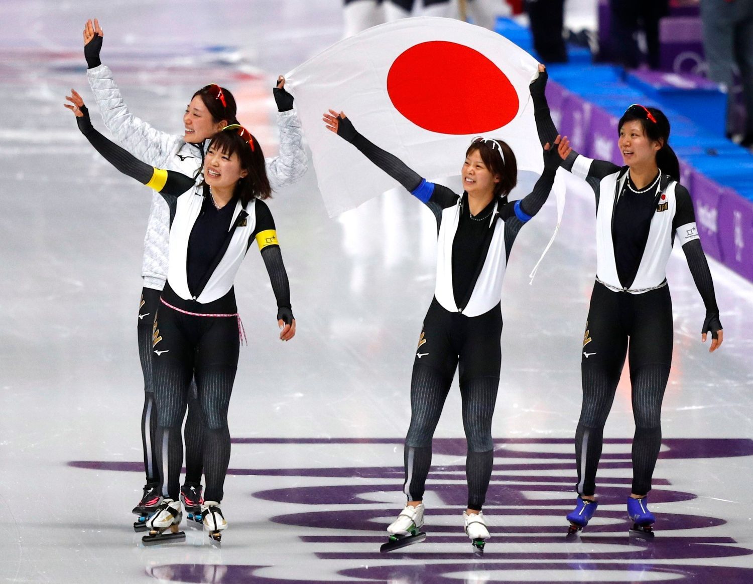 Japonky slaví zlato v rychlobruslařské stíhačce družstev na ZOH 2018