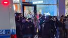 Pražští policisté zadrželi 17 propalestinských demonstrantů, kteří večer na Národní třídě blokovali dopravu.