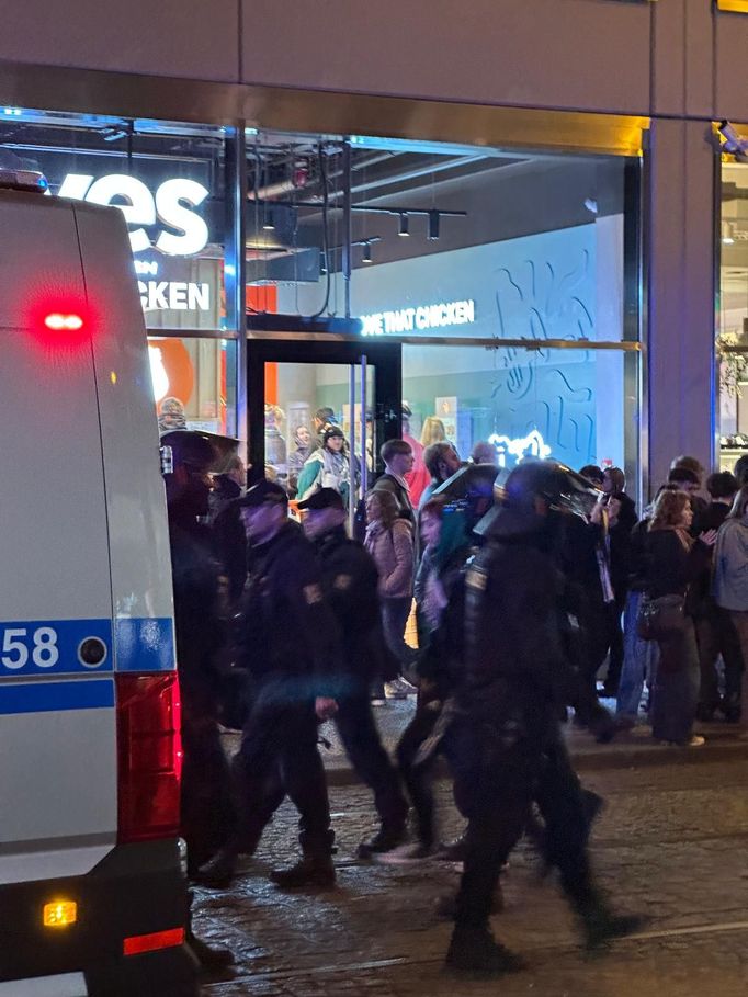 Pražští policisté zadrželi 17 propalestinských demonstrantů, kteří večer na Národní třídě blokovali dopravu.