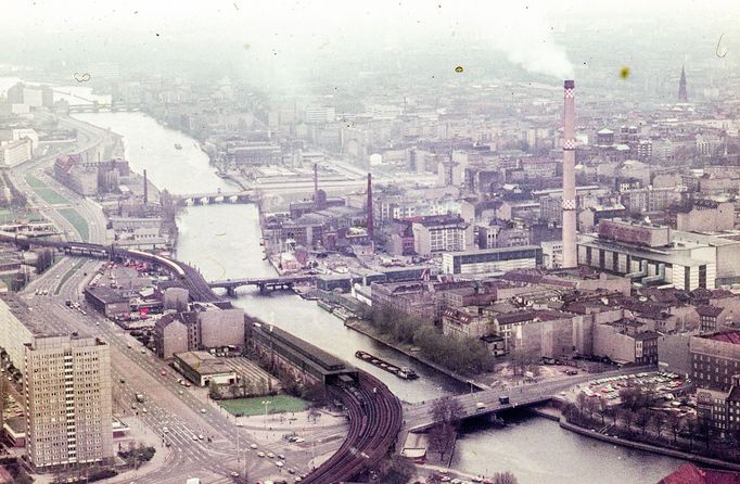 Letecký pohled na Východní Berlín z televizní věže, zachycující řeku Sprévu, mosty a železniční stanici Jannowitzbrücke v roce 1982.