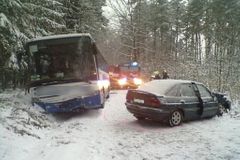 Na jihu Čech se drží ledovka, autobus se srazil s autem