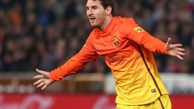 Lionel Messi zařídil dvěma góly obrat v Granadě a překonal hranici tří set bodů.