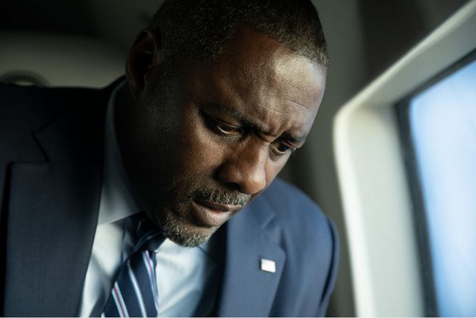 Idris Elba jako prezident Spojených států ve filmu Dům plný dynamitu.