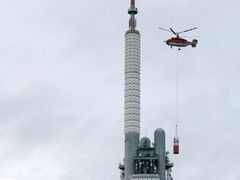 Vyměňovat anténní nástavce na obrovském televizním vysílači Praha-Žižkov pomáhal vrtulník.