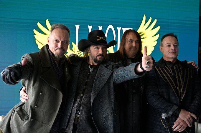 Skupinu Lucie tvoří zpěvák Viktor Dyk, kytarista Robert Kodym, baskytarista P.B.CH. a klávesista Michal Dvořák.