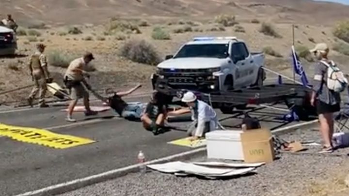 V Nevadě se s klimaaktivisty nemazlili. Blokádu rozrazila policie, teď za to pyká