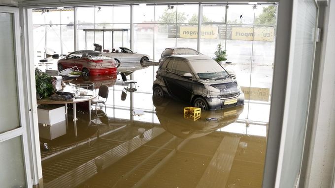 Škody po povodni v Německu půjdou do miliard eur. (Na snímku zatopený autosalon ve Fischerdorfu na Dunaji.)