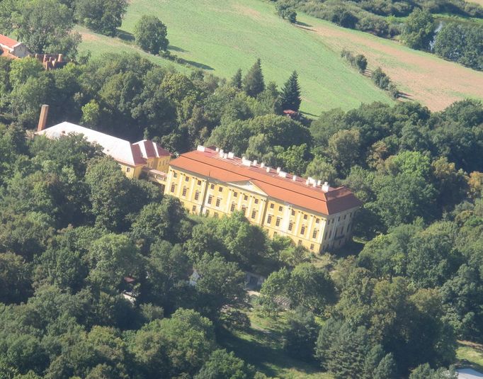 Barokní zámek s parkem v obci Libějovice v Jižních Čechách. Jeho historie sahá do roku 1696 a obklopuje jej krajinářský park o výměře 44 ha, který je dochovaný do dnešní doby se spoustou původních dřevin. Na severní straně začíná atriem,balkony vystupují z budovy na jižní a severní straně, půdorys zámku tvoří písmeno E. Zámek nabízí RK Evropa.