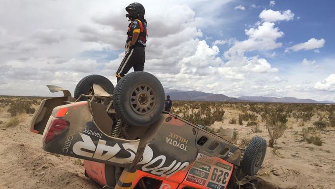 Martin Porkop otočil ve čtvrté etapě Rallye Dakar svoji Toyotu na střechu.