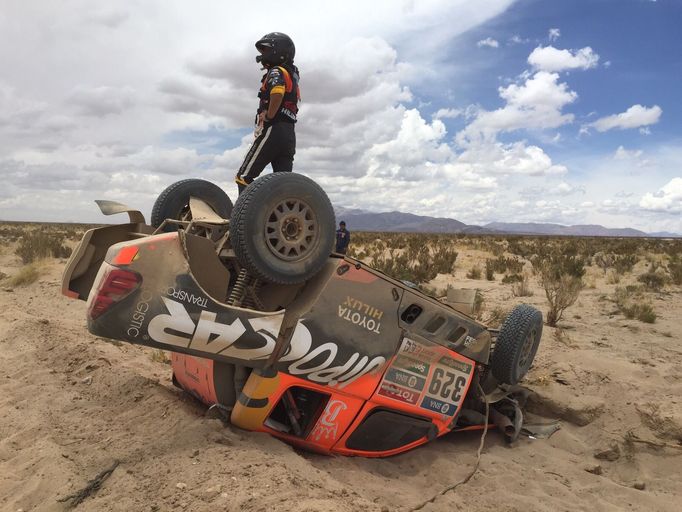 Martin Porkop otočil ve čtvrté etapě Rallye Dakar svoji Toyotu na střechu.