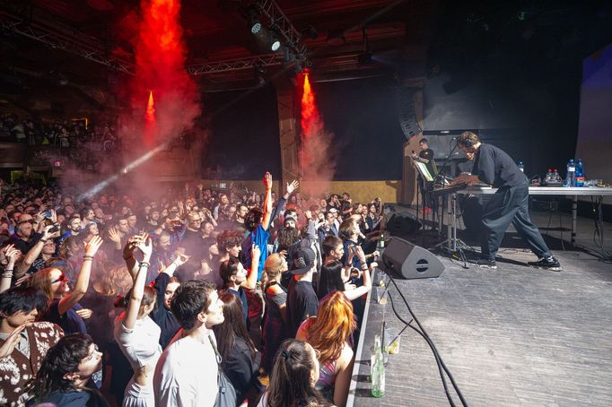 Snímek z křtu alba skupiny WWW Neurobeat v Roxy.