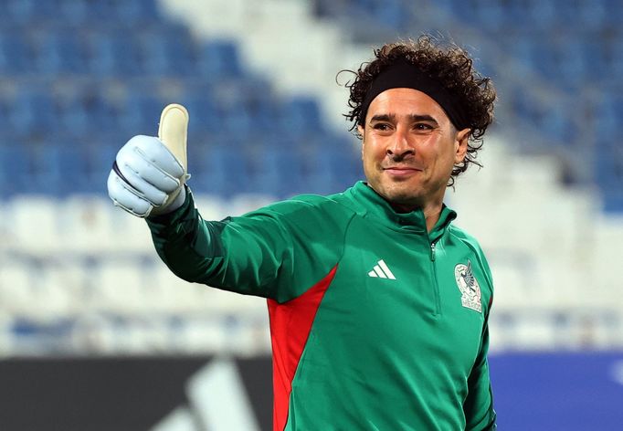 Mexický brankář Guillermo Ochoa na MS 2022 v Kataru.