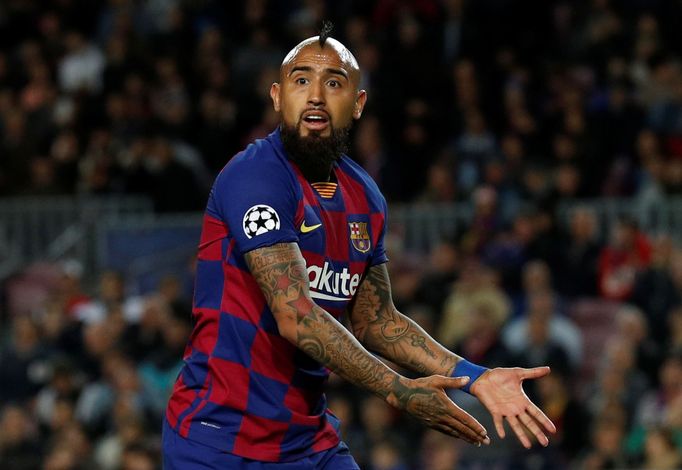 Arturo Vidal v zápase LM Barcelona - Slavia Praha