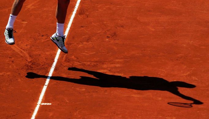 Český tenista Tomáš Berdych v semifinálovém utkání Davis Cupu 2012 s Argentincem Carlosem Berlocqem.