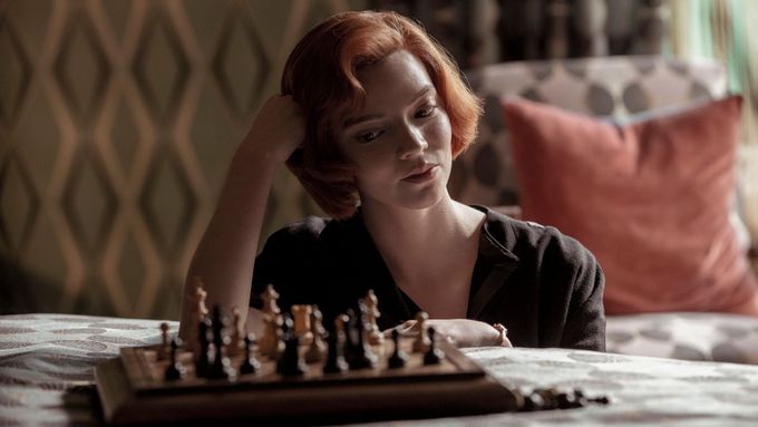 Anya Taylor-Joy v nominovaném seriálu z šachového prostředí Dámský gambit hraje Beth.