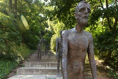 Policie obvinila dva mladíky, kteří poškodili památník Obětem komunismu na Petříně