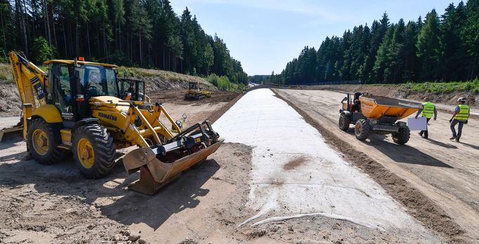 Stavba zeleného mostu pro zvěř na dálnici D1