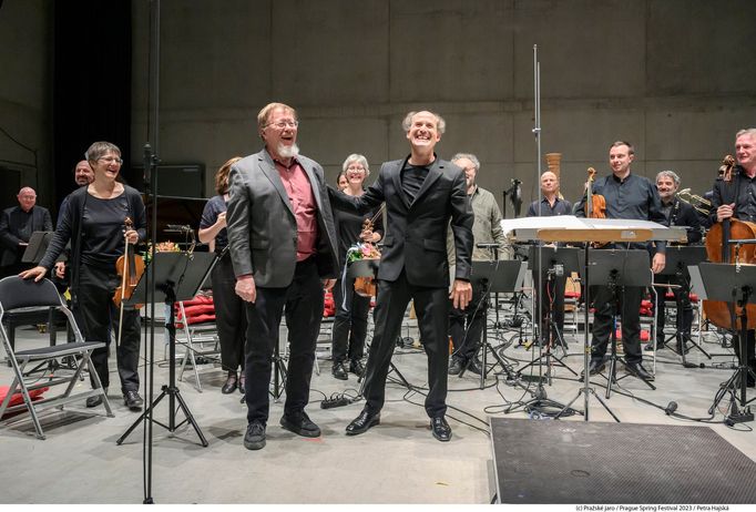 Skladatel Georg Friedrich Haas a dirigent Peter Rundel.