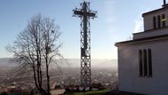 Symbol křesťanství v ocelovém provedení. Takový kříž není v Polsku výjimkou. Šéf Ligy polských rodin Giertych žádá, aby železná a katolická byla i morálka ve školách.